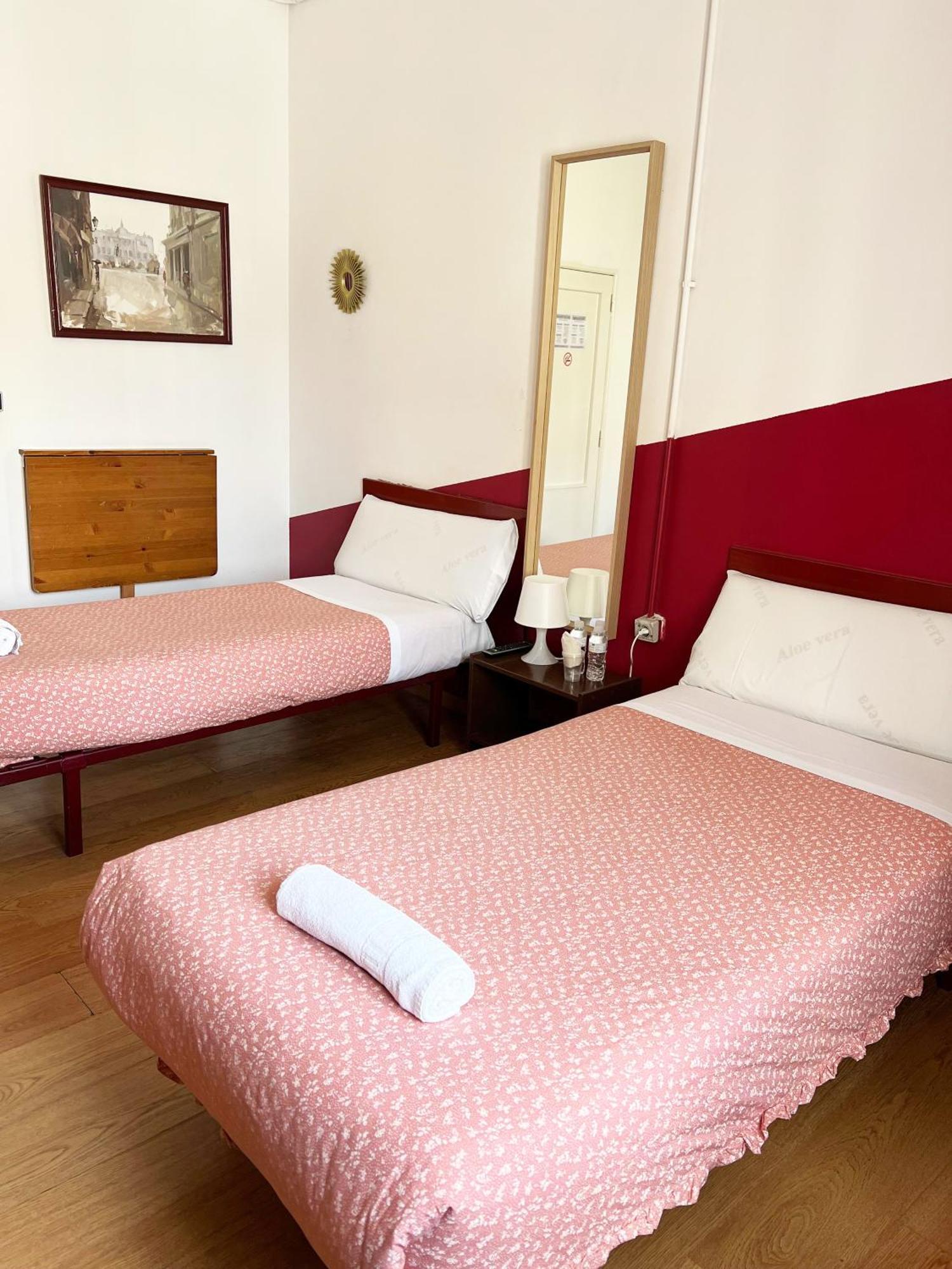 Hostal Abaaly Madrid Exterior foto
